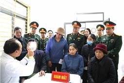 Khám bệnh, tư vấn sức khỏe, cấp thuốc miễn phí và tặng quà cho các gia     đình chính sách trên địa bàn xã Bình Thành, huyện Định Hóa